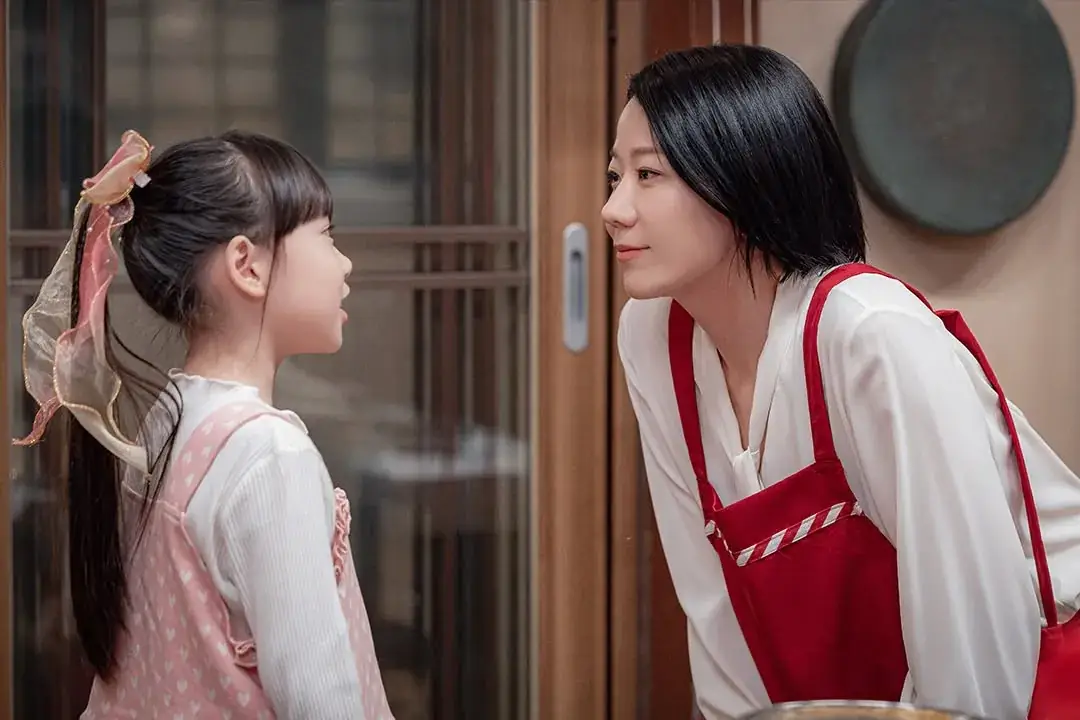 Jeon Hye Jin Talks About Wanting To Cheer On Working Moms Through Her Drama "Mother And Mom" 그림