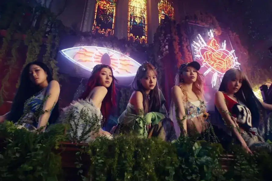 Watch: LE SSERAFIM Makes It Look "EASY" In Groovy Comeback MV 그림